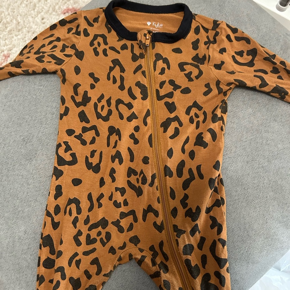 Leopard kyte baby zippered romper